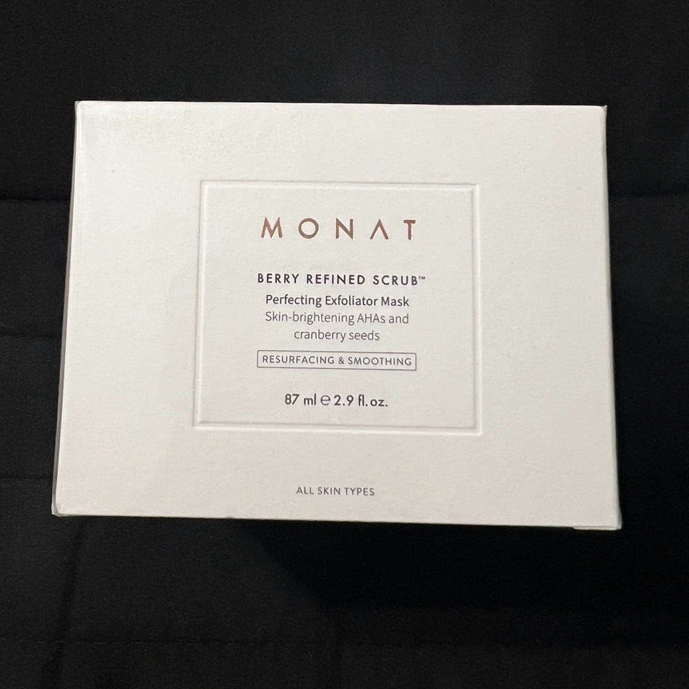 Monat Berry Refined Scrub - White Exfoliating Cleanser